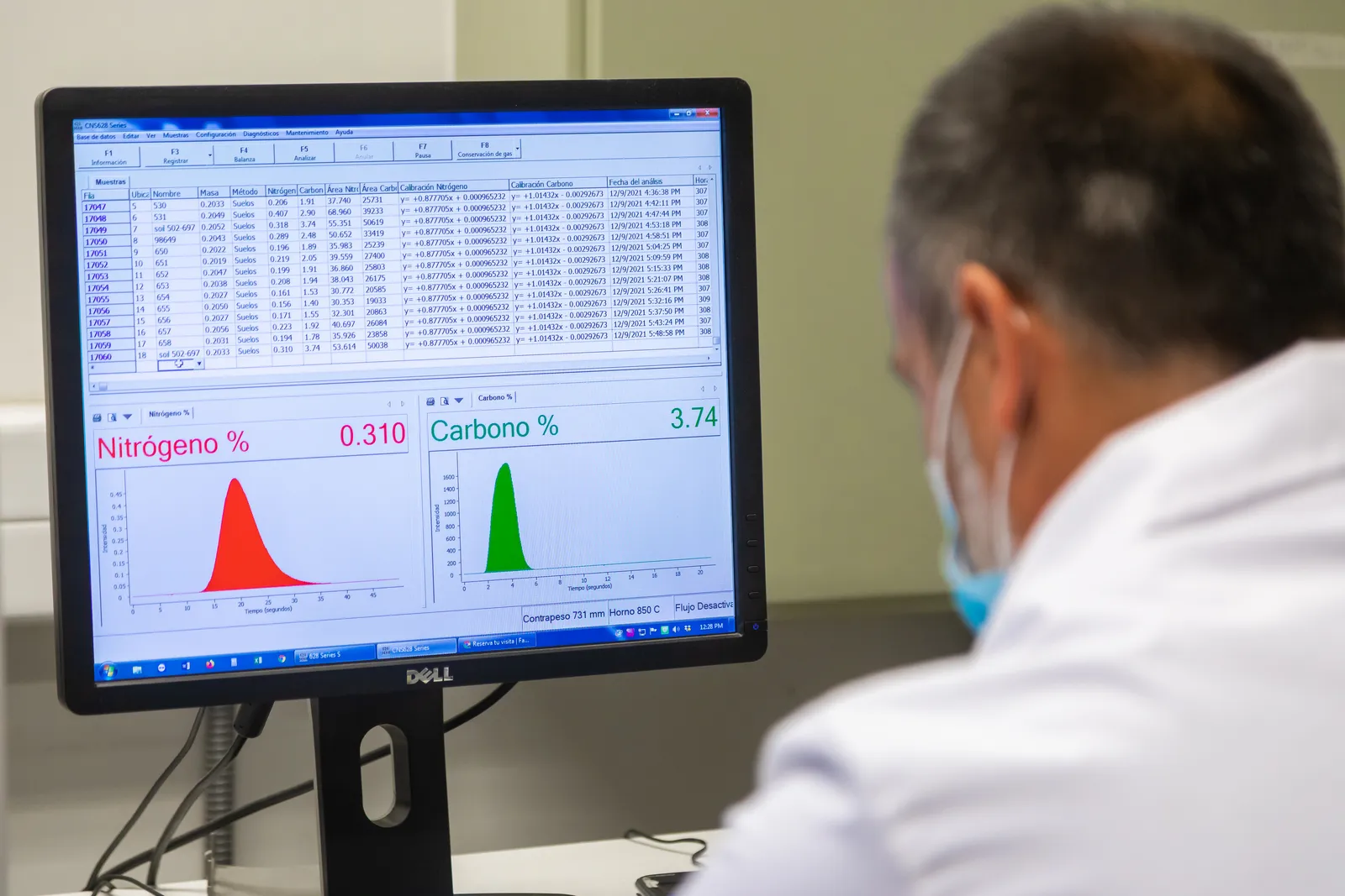 Imagen de un analista del laboratorio Agroanálisis UC revisando y analizando los resultados entregados por uno de los equipos de alta gama. El analista se muestra concentrado mientras estudia los datos presentados en una pantalla, demostrando su habilidad y expertise en la interpretación de los resultados. Esta escena refleja el compromiso del laboratorio con la precisión y la calidad en sus análisis