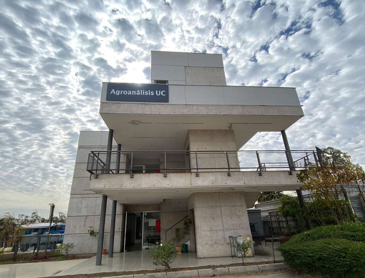 Imagen del edificio Agroanálisis, construido en 2015, destacando contra un cielo de fondo adornado por nubes blancas. El edificio se muestra imponente y moderno, con líneas definidas y una arquitectura contemporánea