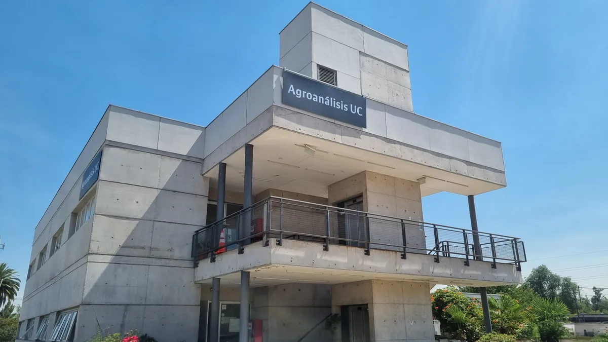 Edificio del laboratorio Agroanálisis UC, construido en 2015, con un cielo azul claro de fondo