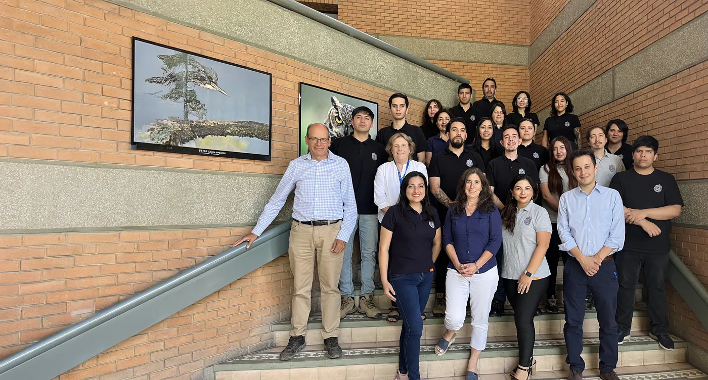 Imagen del equipo del laboratorio Agroanálisis UC junto al directorio del laboratoriop reunidos en el hall de la Facultad de Agronomía y Sistemas Naturales. Esta escena refleja el compromiso y la colaboración entre el equipo de trabajo y la dirección del laboratorio, así como la importancia de la interacción en el ámbito académico y científico